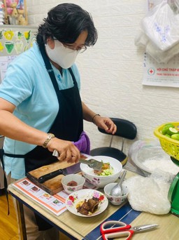 Mẹ đơn thân bán bún thịt nướng nấu mật ong bạc hà cho các F0 Sài Gòn