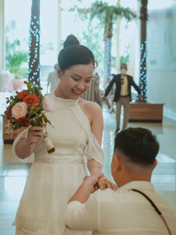 Lan tỏa trên mạng xã hội: Màn cầu hôn bất ngờ trong đám cưới của bạn thân