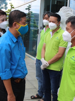 Liên đoàn Lao động TP. HCM thăm người lao động khu xử lý rác Đa Phước