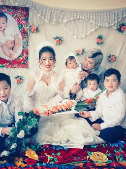 Ảnh cưới phong cách thập niên 1990 để 'con cùng dự đám cưới'