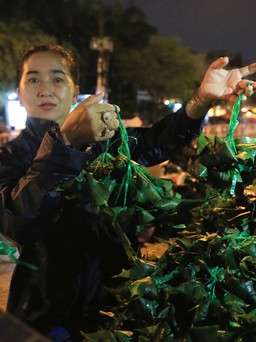 Tết Đoan Ngọ: Người dân TP.HCM đội mưa sắm đồ cúng, chợ tấp nập ban đêm