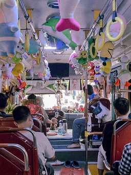 Xe buýt 'độc nhất' ở TP.HCM ngập thú bông, chở tuổi thơ tiếng cười nhiều hành khách