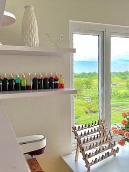 Tay trắng bỏ phố về quê, vợ chồng làm bánh 'biến hình' căn nhà với 50 triệu