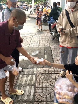 Bánh mì trong đời sinh viên: Có thể ăn 20 ổ/tháng; cùng nhau phát bánh thiện nguyện