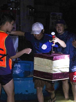 'Bão tim' chàng trai 18 tuổi thấy lũ về liền đi cứu người