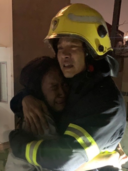Cái ôm để đời của cô gái với anh lính cứu hỏa trong lấm lem khói bụi