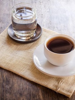 Vì sao nên uống nước trước khi uống trà hoặc cà phê vào buổi sáng?