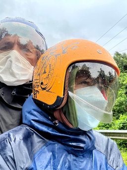 Chồng 71 tuổi cùng vợ thay phiên chở nhau từ TP.HCM lên Hà Giang bằng xe máy
