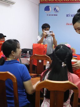 Hoa hậu Lê Nguyễn Bảo Ngọc trao quà cho người khuyết tật