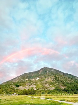Sau 'đĩa bay mây', xuất hiện cầu vồng đơn sắc siêu hiếm tại núi Bà Đen