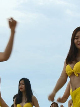 100 người đẹp nhảy flashmob bikini tại bãi biển Đà Nẵng