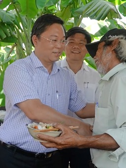 Thưởng thức tô mì tự tay Chủ tịch Quảng Nam chế biến tại Ngày hội mì Quảng