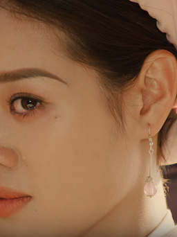 Hoa hậu Hoàn vũ Khánh Vân xuất hiện bí ẩn trong trailer 'Phượng khấu'
