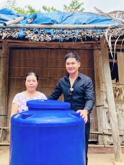 Minh Luân và Chi Bảo đưa nước ngọt đến với bà con nghèo Bến Tre