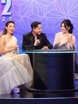 Thúy Ngân cùng Hoa hậu Thùy Tiên dẫn 'Sóng 22' trong đêm giao thừa