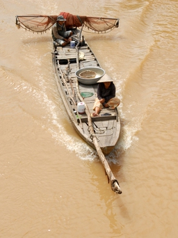 Ngồi nghe cá quẫy bên xuồng