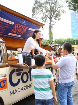 Góp sách cùng Hoa hậu Ban Mai tại cà phê miễn phí trước Bưu điện Sài Gòn