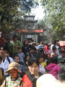 Tạm giữ 11 người chèo kéo khách đi chùa Hương