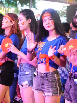 Những 'bóng hồng' rạng rỡ giữa 'tâm bão' mừng U.22 Việt Nam vô địch