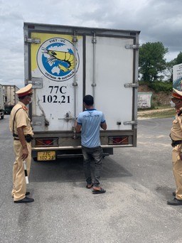 Thừa Thiên - Huế: Phát hiện 6.000 bao thuốc lá lậu trên xe tải