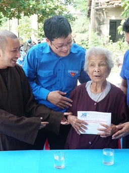 Thừa Thiên-Huế: Thêm 10 nhà nhân ái kịp trao trước mùa mưa bão