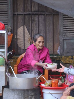 Có gì trong tô bún bò 'chuẩn vị' Huế nửa thế kỷ của cụ bà 80 tuổi?