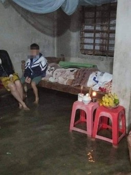 Lễ tang người đàn ông trong căn nhà ngập nước lũ do bị lật ghe