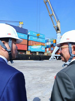 Tuyến hàng container đầu tiên cập cảng Chân Mây, mở ra dịch vụ vận tải mới