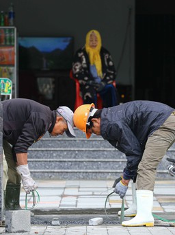 TP.Huế: Công nhân 'đội rét' hoàn tất thi công phố đi bộ Hai Bà Trưng trước tết