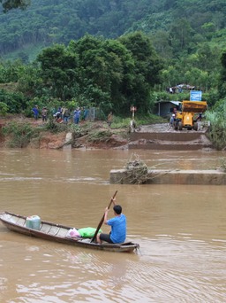 Kon Tum: Điều cano hỗ trợ người dân bị cô lập do trôi cầu