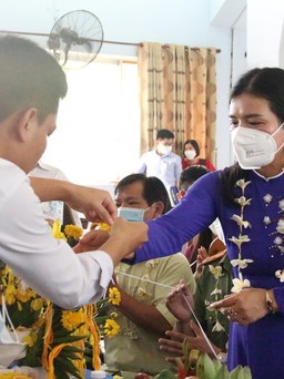 Vui tết cổ truyền cho lưu học sinh Lào, Campuchia