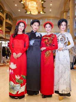 Ngô Thanh Vân và dàn diễn viên ‘Cô Ba Sài Gòn’ diện áo dài tại LHP Busan