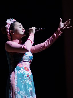 Ngọc Anh diện áo dài khăn đóng hát trên sân khấu Hàn Quốc