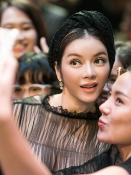 Hàng trăm người vây kín Lý Nhã Kỳ tại Tuần lễ thời trang quốc tế Việt Nam
