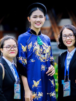 Á hậu Thanh Tú giới thiệu áo dài tại Hội nghị APEC 2017
