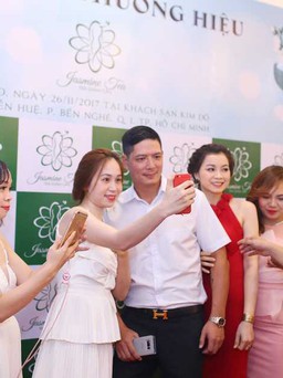 Người hâm mộ chen nhau chụp ảnh cùng Bình Minh