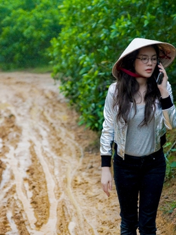 Lý Nhã Kỳ lội bùn đi làm từ thiện ở Đắk Lắk