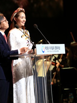 Minh Hằng diện áo dài, nói tiếng Hàn tại lễ trao giải Edaily Culture Awards