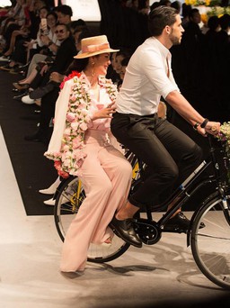 Hoa hậu Phương Lê được trai Tây chở xe đạp trên sàn catwalk
