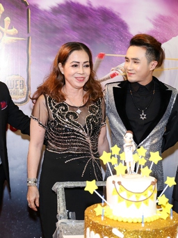Huỳnh Lập hạnh phúc đón sinh nhật cùng ba mẹ tại buổi ra mắt phim mới