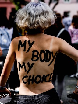 Phụ nữ Đức để ngực trần đạp xe biểu tình đòi quyền bình đẳng cởi áo
