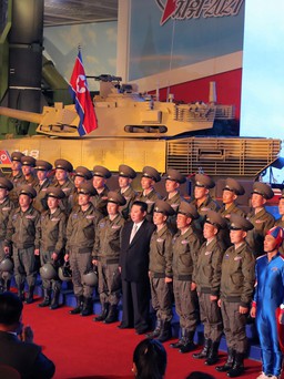 Binh sĩ Triều Tiên mặc đồ bó sát màu xanh 'gây sốt' trên mạng xã hội
