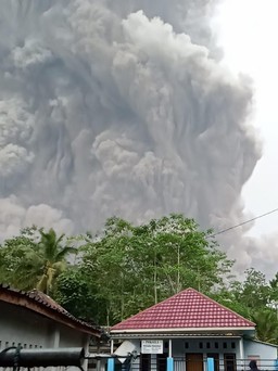 Núi lửa Indonesia phun trào dữ dội, một người chết và hàng chục người bị thương