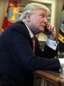 Ông Trump dùng điện thoại của mật vụ gọi cho vợ sau khi bị tố ngoại tình
