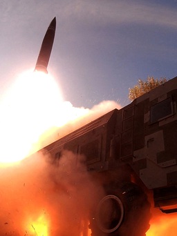 Triều Tiên phóng tên lửa đạn đạo, IAEA nói thế giới đang nín thở lo thử hạt nhân