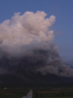 Núi lửa 'vĩ đại' phun trào, Indonesia nâng cảnh báo lên mức cao nhất
