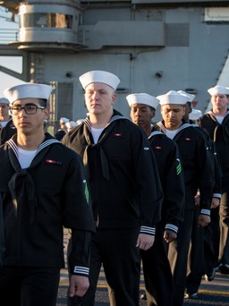 Khó tuyển mới, hải quân Mỹ giữ chân các quân nhân 'không đạt chuẩn'