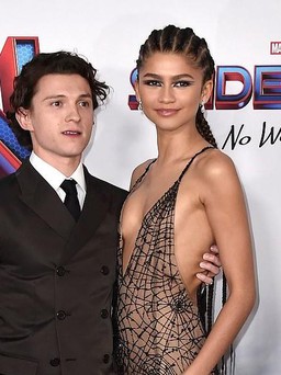 Zendaya diện váy mạng nhện, khoe dáng đẹp tựa nữ thần bên Tom Holland