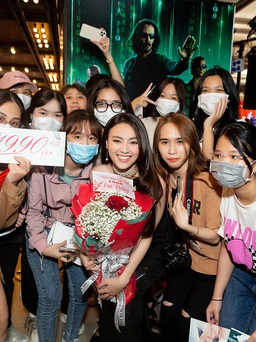 Lan Ngọc được fan vây kín trên thảm đỏ '1990'