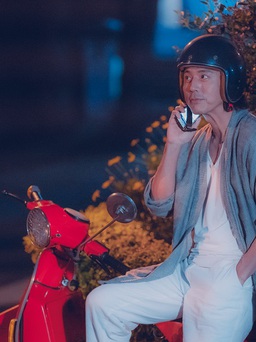Tài tử Han Jae Suk tập đi xe máy để đóng phim ở Việt Nam